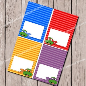 Könnte beinhalten: Vier farbenfrohe Karten mit Teenage Mutant Ninja Turtles. Jede Karte hat eine andere Hintergrundfarbe: Blau, Rot, Orange und Lila. Jede Karte hat ein weißes Rechteck für Text und ein Cartoon-Schildkrötengesicht.