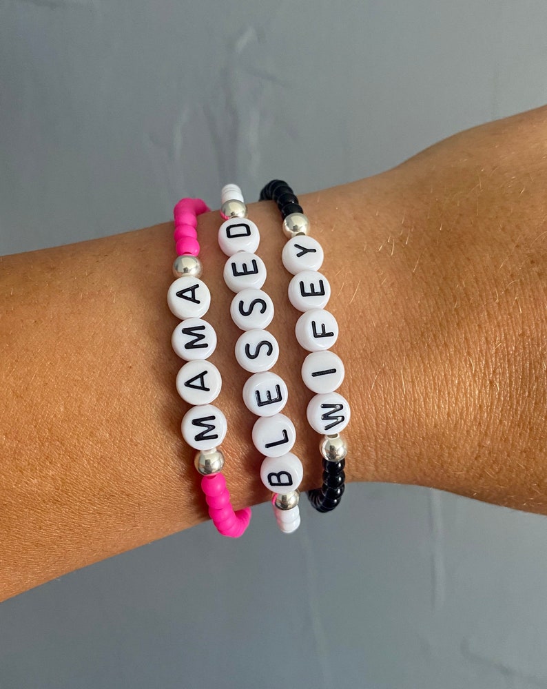 Pulsera personalizada colorida del nombre con cuentas para