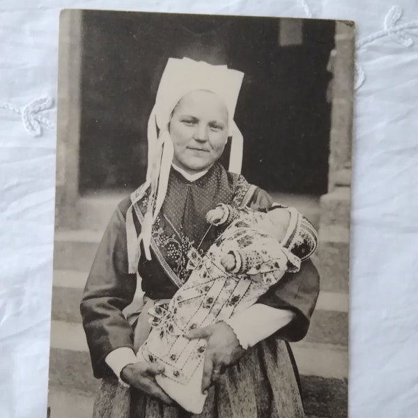 Antique, BW Français carte postale, art populaire, dame à coiffe unique, bébé Bretons des années 1910