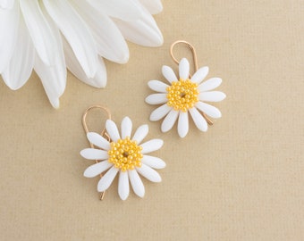 Seed bead daisy earrings, April birth flower gift, Nature inspired jewelry for Spring and Summer