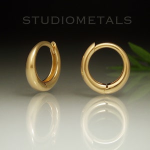 18K Huggie Sleeper-oorringen, kleine 12 mm massieve 18K gouden hoepels, Huggie-oorringen, cadeau voor haar, gouden Huggie-oorbellen, Leave In Hoops