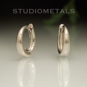 Hypoallergénique, créoles Huggie en or sans nickel, or blanc palladium 14 carats, boucles d'oreilles Huggie en or massif pour oreilles sensibles, créoles coniques 11 mm