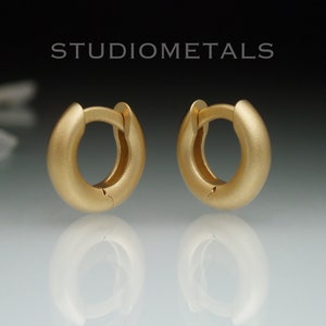 Massives Gold 10 mm Creolen, 18K oder 14K kleine Huggie Creolen, Mini Creolen, Klappcreolen, 18 K Gold Sleeper Ohrringe, Mattgold
