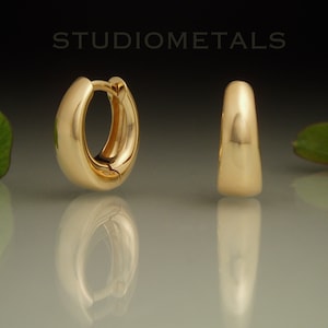 18K Wide Tapered Huggie Earrings, Chunky Hoops in Solid Gold, Tear Drop Hoop Earrings in 750 Yellow Gold