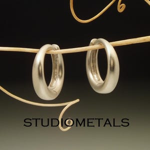 Petites créoles Huggie en or blanc brossé, créoles Huggie en or blanc mat 14 carats massif, créoles coniques ovales 11 mm, boucles d'oreilles Sleep In