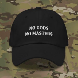 Può includere: Cappellino da baseball nero con testo ricamato in bianco che recita "NO GODS NO MASTERS".