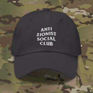 Puede incluir: Una gorra de béisbol negra con texto bordado en blanco que dice "ANTI ZIONIST SOCIAL CLUB".
