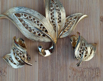 Vintage Monet Gold Tone Leaf Brooch and Earrings Set