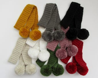 Kleidung für 18-Zoll-Puppen – Gehäkelter Pompon-Schal