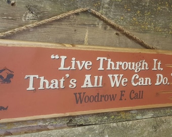 Vive a través de él.  Eso es todo lo que podemos hacer.  Woodrow F. Call, Lonesome Dove Quote, Western, Antiqued, Wooden Sign