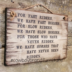 Para jinetes rápidos, tenemos caballos rápidos... Para jinetes lentos, tenemos caballos lentos, humorístico, western, letrero de madera