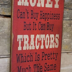 Il denaro non può comprare la felicità, ma può comprare i trattori, che è più o meno la stessa cosa, cartello in legno umoristico, western, anticato, in ROSSO