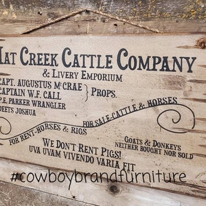 Hat Creek Cattle Company & Livery Emporium, letrero grande de paloma solitaria, estilo western, antiguo, de madera.