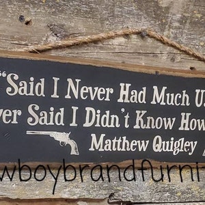 Disse que nunca tive muita utilidade para um. Nunca disse que não sabia como usar um. Matthew Quigley, Quigley Down Under, Western, Placa de madeira.