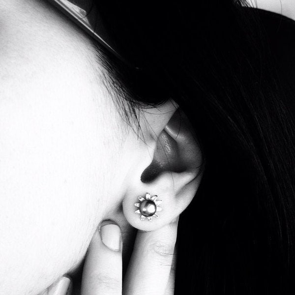 Deep Ocean Treasure Stud Orecchini Sterling Argento Nero Iridescente Perle Classic Modern Flower Bridal Gioielli Romantico Diverso Regalo Lei