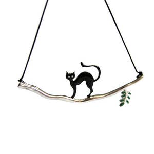 Collar llamativo de pasarela de plata de ley con diseño de gato en una rama de madera de abedul, hoja verde, figura negra, idea de regalo femenina para amantes de los gatos
