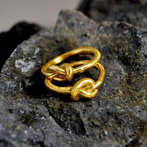 Tie the Knot Alternative Wedding Bands Love Knot Ring Set 18K Yellow Gold Organic Texture Infinity Modern Symbolic Design Jewelry Weddings