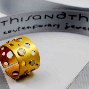 Puntos Círculos Abiertos Declaración Amplia Geométrico Diseño Juguetón Sterling Detalle Oro Plateado Abstracto Modern Shape Scratched Textura Desgastada Anillo de Arte