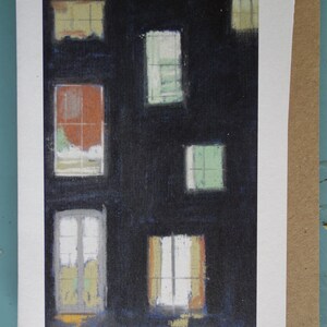 Tarjeta, impresión de un dibujo en colores pastel que muestra ventanas iluminadas por la noche, 6 x 4 pulgadas