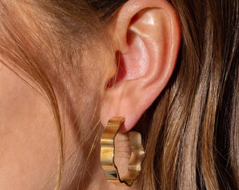 Small Hoop Earrings: Wavy Gold Design - Hypoallergenic, Lightweight