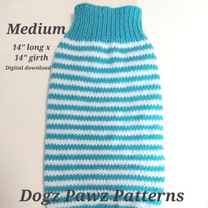 Könnte beinhalten: Ein gestrickter Hunde-Pullover in Teal und Weiß mit geripptem Kragen und Saum. Der Pullover ist mit "Medium" gekennzeichnet und misst 14 Zoll lang und 14 Zoll im Umfang. Der Text "Dogz Pawz Patterns" ist unter dem Pullover gedruckt.