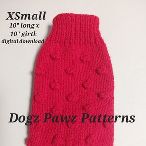 Può includere: Maglia di lana rossa per cani con un motivo testurizzato. La maglia è lunga 25,4 cm e ha una circonferenza di 25,4 cm. XS Small. Dogz Pawz Patterns. Download digitale.