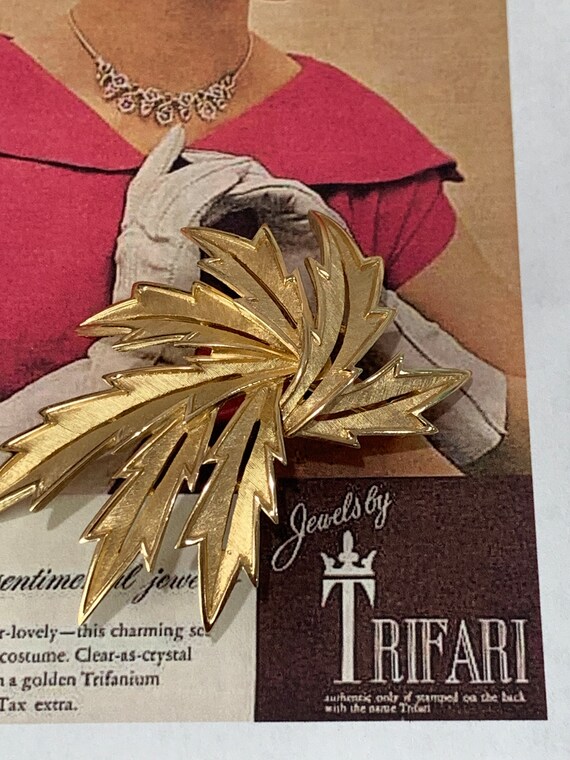 Vintage Crown Trifari large leaf gold tone brooch… - image 2