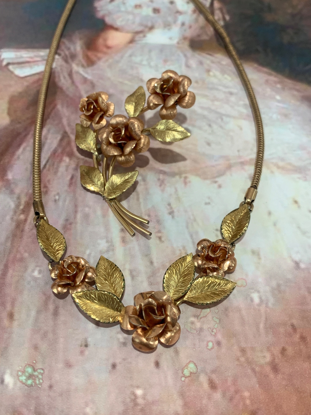 Collier Vintage Années 50 Krementz USA - Plaqué Or Rose Et Jaune - Roses Miniatures - Longueur 43 Cm