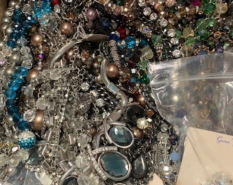 2 POUND GRAB BAG LOT OF ESTATE COSTUME JEWELRY VINTAGE TO CURRENT