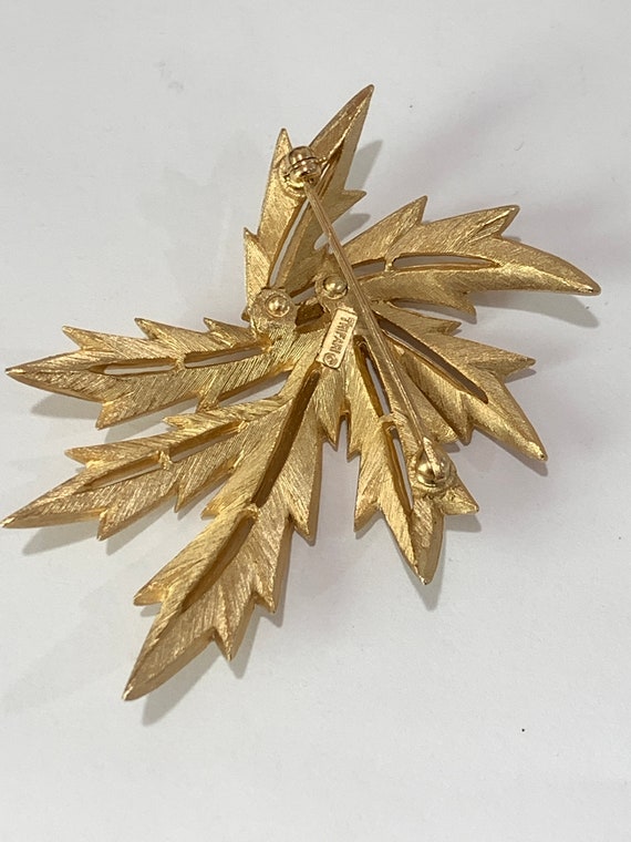 Vintage Crown Trifari large leaf gold tone brooch… - image 4