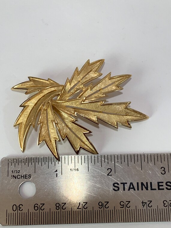 Vintage Crown Trifari large leaf gold tone brooch… - image 6