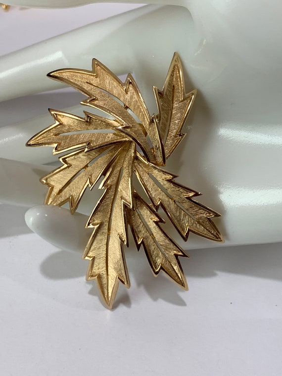 Vintage Crown Trifari large leaf gold tone brooch… - image 3