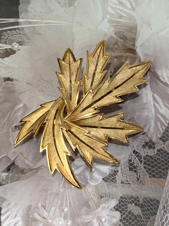 Vintage Crown Trifari large leaf gold tone brooch… - image 1