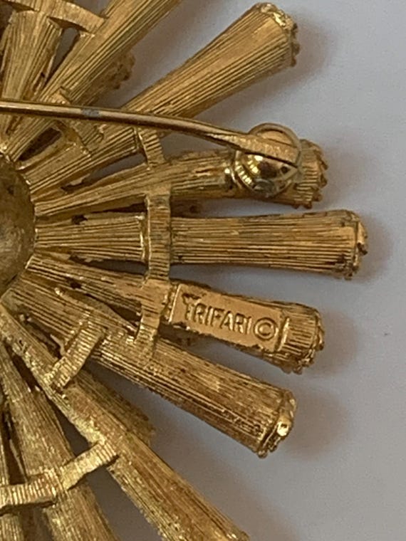 RARE vintage Crown Trifari starburst gold tone br… - image 4