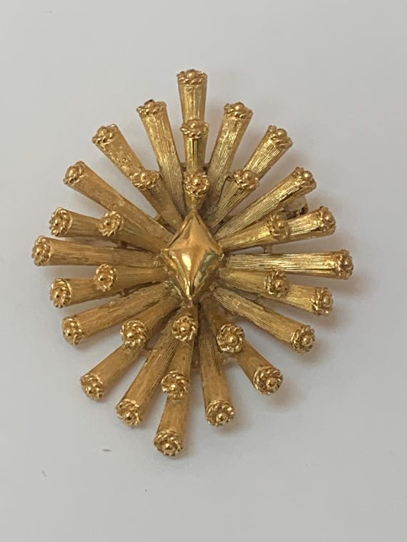 RARE vintage Crown Trifari starburst gold tone br… - image 2