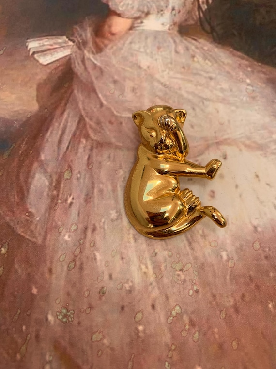 Vintage Anne Klein sleepy little Lion/cat/cub brooch/pin in gold tone! Adorable brooch by Anne Klein!