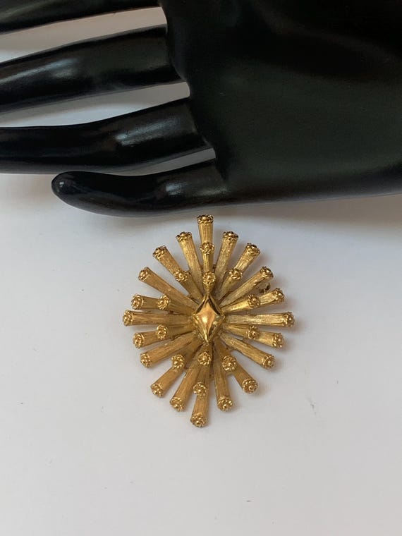 RARE vintage Crown Trifari starburst gold tone br… - image 1