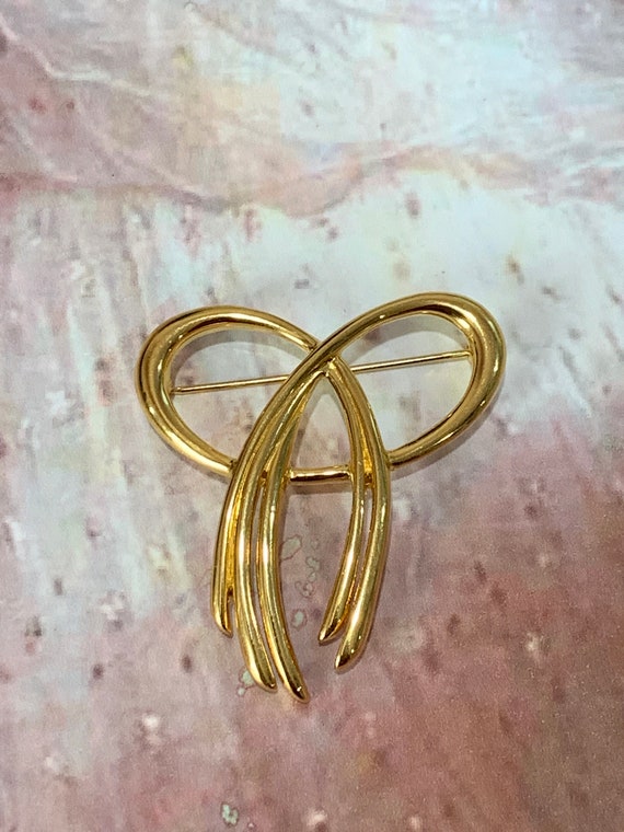 Vintage Trifari ribbon bow/swirls, gold tone brooc