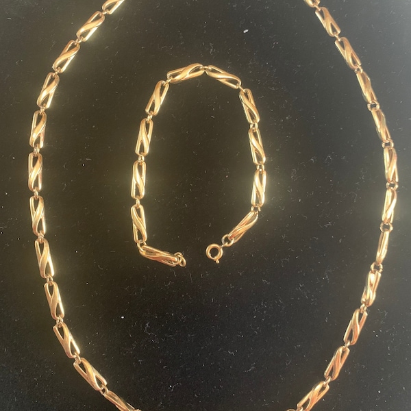 Vintage VENDOME signed, Gold Toned Unique chain Necklace and bracelet set!