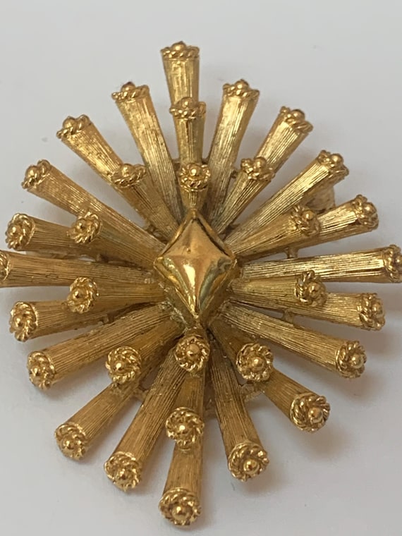 RARE vintage Crown Trifari starburst gold tone br… - image 3