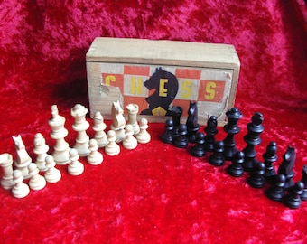 A nice vintage H P G Gibson wood chess set made in Boxwood ebonised in original wooden box boxed full set king 55 mm tall.