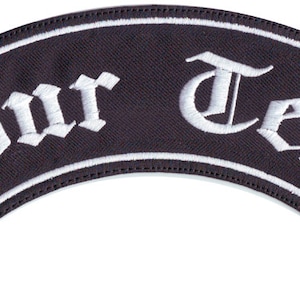 Peut inclure: Patch brodé noir et blanc avec le texte "Your Text" dans une police gothique.