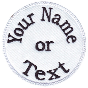 Peut inclure: Écusson rond blanc brodé avec des points noirs. Le texte "Your Name or Text" est écrit en cercle autour du centre de l'écusson.