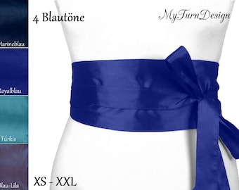 Könnte beinhalten: Ein breites, königlich blaues Satinsband mit Schleife. Das Band ist um einen weißen Mannequin-Torso gebunden. Das Band ist in vier Farben erhältlich: Marineblau, Königsblau, Türkis und Blau-Lila. Das Band ist in den Größen XS-XXL erhältlich. Der Text "4 Blautöne" und "MyTurnDesign" ist auf dem Bild zu sehen.