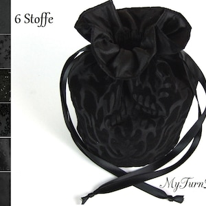 Può includere: Borsa nera in velluto con coulisse e motivo floreale. La borsa ha una chiusura con nastro di raso ed è presentata su sfondo bianco. Il testo "6 Stoffe" è visibile a sinistra e "MyTurnDesign" a destra.