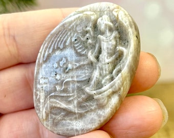 Pierre de soleil ange en vol dans amulette de cristal de pierre de lune - cabochon en pierre sculptée en belomorite - cadeau de protection ange gardien