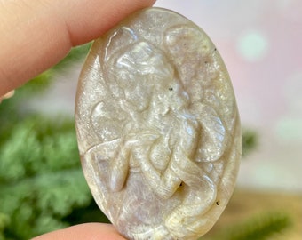 Amulette de cristal d'ange priant - pierre de soleil de belomorite aka dans la pierre de lune - cabochon de pierre sculptée - cadeau de pensée de vous