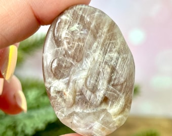 Ange priant Pierre de soleil dans un talisman de cristal de pierre de lune - Cabochon en pierre sculptée en belomorite - Cadeau de protection de voyage