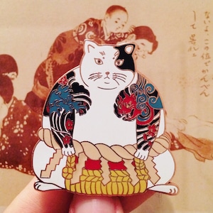 Vit Yakuza Sumo Cat emaljnål_katt emaljnål_pingame_katter present_katt mode_sumo_tatuering_katt_kattnål_kattbrosch_kawaii_japan_japannål