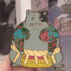 Spilla smaltata con gatto sumo Yakuza grigio_spilla smaltata con gatto_pingame_regalo per gatti_moda per gatti_sumo_tatuaggio_gatto_spilla per gatti_spilla per gatti_kawaii_giapponese_spilla per giappone
